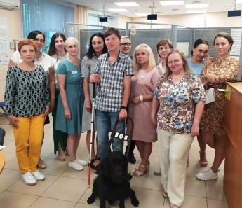 Отделение СФР по Хакасии обеспечивает людей с инвалидностью электронными сертификатами на оплату корма для собак-проводников